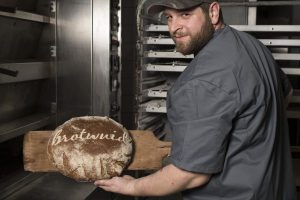 David Hanus beim Brotbacken